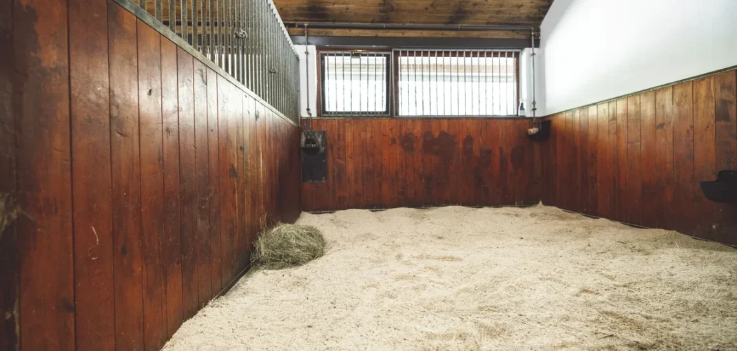 Matelas de litière dans un box de cheval de 9 m²