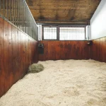 Matelas de litière dans un box de cheval de 9 m²
