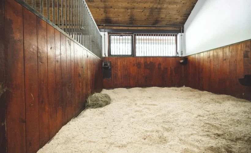 Matelas de litière dans un box de cheval de 9 m²